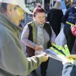 29.10.2021. Cedzyna. Akcja rozdawania odblasków przy cmentarzu / Wiktor Taszłow / Radio Kielce