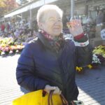 29.10.2021. Cedzyna. Akcja rozdawania odblasków przy cmentarzu / Wiktor Taszłow / Radio Kielce