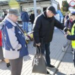 29.10.2021. Cedzyna. Akcja rozdawania odblasków przy cmentarzu. Na zdjęciu (po prawej): mł. asp. Joanna Żelezik - Komenda Wojewódzka Policji w Kielcach / Wiktor Taszłow / Radio Kielce