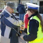 29.10.2021. Cedzyna. Akcja rozdawania odblasków przy cmentarzu. Na zdjęciu (po prawej): mł. asp. Joanna Żelezik - Komenda Wojewódzka Policji w Kielcach / Wiktor Taszłow / Radio Kielce