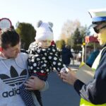 29.10.2021. Cedzyna. Akcja rozdawania odblasków przy cmentarzu. Na zdjęciu (po prawej): sierż. Dariusz Nyga - Wydział Ruchu Drogowego Komendy Miejskiej Policji / Wiktor Taszłow / Radio Kielce