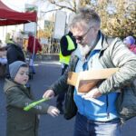 29.10.2021. Cedzyna. Akcja rozdawania odblasków przy cmentarzu. Na zdjęciu (po prawej): Marek Cender - Radio Kielce / Wiktor Taszłow / Radio Kielce