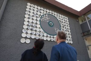 29.10.2021. Kielce. Inauguracja instalacji ''Społeczna mozaika'' przy budynku dawnego BWA w Kielcach / Wiktor Taszłow / Radio Kielce