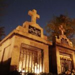 31.10.2021. Kielce. Cmentarz Stary nocą / Wiktor Taszłow / Radio Kielce