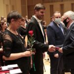01.10.2021. Kielce. Jubileusz 75-lecia Filharmonii Świętokrzyskiej. Na zdjęciu (po prawej): Andrzej Bętkowski - marszałek województwa świętokrzyskiego / Wiktor Taszłow / Radio Kielce