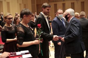 01.10.2021. Kielce. Jubileusz 75-lecia Filharmonii Świętokrzyskiej. Na zdjęciu (po prawej): Andrzej Bętkowski - marszałek województwa świętokrzyskiego / Wiktor Taszłow / Radio Kielce