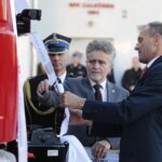 30.10.2021. Rykoszyn. Przekazanie nowego wozu strażackiego. Na zdjęciu (od lewej): st. bryg. Grzegorz Rajca -