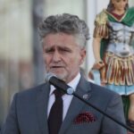 30.10.2021. Rykoszyn. Przekazanie nowego wozu strażackiego. Na zdjęciu wręczenie aktu przekazania (od lewej): st. bryg. Grzegorz Rajca -