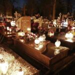 31.10.2021. Kielce. Cmentarz Stary nocą / Wiktor Taszłow / Radio Kielce