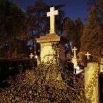 31.10.2021. Kielce. Cmentarz Stary nocą / Wiktor Taszłow / Radio Kielce