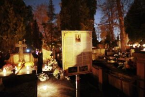 31.10.2021. Kielce. Cmentarz Stary nocą / Wiktor Taszłow / Radio Kielce
