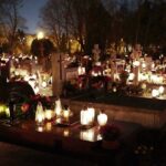 31.10.2021. Kielce. Cmentarz Stary nocą / Wiktor Taszłow / Radio Kielce