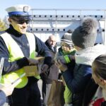 29.10.2021. Cedzyna. Akcja rozdawania odblasków przy cmentarzu. Na zdjęciu (po lewej): sierż. Dariusz Nyga - Wydział Ruchu Drogowego Komendy Miejskiej Policji / Wiktor Taszłow / Radio Kielce