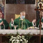 31.10.2021. Kielce. Noc Świętych. Kościół NMP Matki Kościoła w Kielcach-Dąbrowie. Msza święta i procesja. Na zdjęciu ( w środku): biskup Jan Piotrowski / Wiktor Taszłow / Radio Kielce