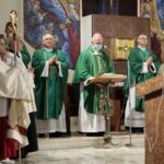 31.10.2021. Kielce. Noc Świętych. Kościół NMP Matki Kościoła w Kielcach-Dąbrowie. Msza święta i procesja / Wiktor Taszłow / Radio Kielce