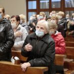 31.10.2021. Kielce. Noc Świętych. Kościół NMP Matki Kościoła w Kielcach-Dąbrowie. Msza święta i procesja / Wiktor Taszłow / Radio Kielce