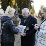 31.10.2021. Kielce. Kwesta na Cmentarzu Starym. Na zdjęciu (od prawej): Krzysztof Lipiec - poseł PiS, Małgorzata Pruś - dyrektor biura poselskiego posła Krzysztofa Lipca / Wiktor Taszłow / Radio Kielce