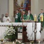 31.10.2021. Kielce. Noc Świętych. Kościół NMP Matki Kościoła w Kielcach-Dąbrowie. Msza święta i procesja / Wiktor Taszłow / Radio Kielce