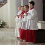 31.10.2021. Kielce. Noc Świętych. Kościół NMP Matki Kościoła w Kielcach-Dąbrowie. Msza święta i procesja / Wiktor Taszłow / Radio Kielce