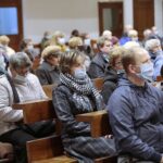 31.10.2021. Kielce. Noc Świętych. Kościół NMP Matki Kościoła w Kielcach-Dąbrowie. Msza święta i procesja / Wiktor Taszłow / Radio Kielce