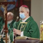 31.10.2021. Kielce. Noc Świętych. Kościół NMP Matki Kościoła w Kielcach-Dąbrowie. Msza święta i procesja. Na zdjęciu biskup Jan Piotrowski / Wiktor Taszłow / Radio Kielce