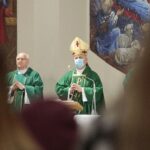 31.10.2021. Kielce. Noc Świętych. Kościół NMP Matki Kościoła w Kielcach-Dąbrowie. Msza święta i procesja. Na zdjęciu (z prawej): biskup Jan Piotrowski / Wiktor Taszłow / Radio Kielce