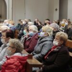 31.10.2021. Kielce. Noc Świętych. Kościół NMP Matki Kościoła w Kielcach-Dąbrowie. Msza święta i procesja / Wiktor Taszłow / Radio Kielce