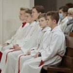 31.10.2021. Kielce. Noc Świętych. Kościół NMP Matki Kościoła w Kielcach-Dąbrowie. Msza święta i procesja / Wiktor Taszłow / Radio Kielce