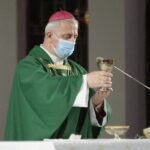 31.10.2021. Kielce. Noc Świętych. Kościół NMP Matki Kościoła w Kielcach-Dąbrowie. Msza święta i procesja. Na zdjęciu biskup Jan Piotrowski / Wiktor Taszłow / Radio Kielce