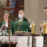 31.10.2021. Kielce. Noc Świętych.Kościół NMP Matki Kościoła w Kielcach-Dąbrowie. Msza święta i procesja. Na zdjęciu (w środku): biskup Jan Piotrowski / Wiktor Taszłow / Radio Kielce