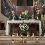 31.10.2021. Kielce. Noc Świętych. Kościół NMP Matki Kościoła w Kielcach-Dąbrowie. Msza święta i procesja. Na zdjęciu: (drugi z prawej): biskup Jan Piotrowski / Wiktor Taszłow / Radio Kielce