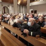 31.10.2021. Kielce. Noc Świętych. Kościół NMP Matki Kościoła w Kielcach-Dąbrowie. Msza święta i procesja / Wiktor Taszłow / Radio Kielce