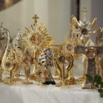 31.10.2021. Kielce. Noc Świętych. Kościół NMP Matki Kościoła w Kielcach-Dąbrowie. Msza święta i procesja / Wiktor Taszłow / Radio Kielce