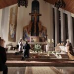 31.10.2021. Kielce. Noc Świętych. Kościół NMP Matki Kościoła w Kielcach-Dąbrowie. Msza święta i procesja / Wiktor Taszłow / Radio Kielce