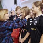 03.10.2021. Kielce. Finał akcji „Ręczna na Orlikach 2021”. Medale wręcza Anna Krupka - wiceminister kultury, dziedzictwa narodowego i sportu / Wiktor Taszłow / Radio Kielce