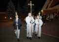31.10.2021. Kielce. Noc Świętych. Kościół NMP Matki Kościoła w Kielcach-Dąbrowie. Msza święta i procesja / Wiktor Taszłow / Radio Kielce