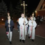 31.10.2021. Kielce. Noc Świętych. Kościół NMP Matki Kościoła w Kielcach-Dąbrowie. Msza święta i procesja / Wiktor Taszłow / Radio Kielce