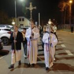 31.10.2021. Kielce. Noc Świętych. Kościół NMP Matki Kościoła w Kielcach-Dąbrowie. Msza święta i procesja / Wiktor Taszłow / Radio Kielce