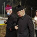 31.10.2021. Kielce. Noc Świętych. Kościół NMP Matki Kościoła w Kielcach-Dąbrowie. Msza święta i procesja. Na zdjęciu (z lewej): biskup Jan Piotrowski / Wiktor Taszłow / Radio Kielce