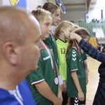 03.10.2021. Kielce. Finał akcji „Ręczna na Orlikach 2021”. Medale wręcza Anna Krupka - wiceminister kultury, dziedzictwa narodowego i sportu / Wiktor Taszłow / Radio Kielce