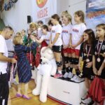 03.10.2021. Kielce. Finał akcji „Ręczna na Orlikach 2021”. Medale wręcza Anna Krupka - wiceminister kultury, dziedzictwa narodowego i sportu / Wiktor Taszłow / Radio Kielce