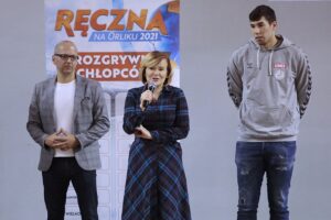 03.10.2021. Kielce. Finał akcji „Ręczna na Orlikach 2021”. Na zdjęciu (od lewej): Rafał Wosik - Orły Sportu, Anna Krupka - wiceminister kultury, dziedzictwa narodowego i sportu, Daniel Dujszebajew / Wiktor Taszłow / Radio Kielce