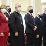 04.10.2021. Kielce. 52. inauguracja roku akademickiego UJK Na zdjęciu (od lewej):  Anna Krupka - wiceminister kultury, dziedzictwa narodowego i sportu, biskup Jan Piotrowski, Zbigniew Koniusz - wojewoda świętokrzyski, Krzysztof Lipiec - poseł, Bogdan Wenta - prezydent Kielc / Wiktor Taszłow / Radio Kielce