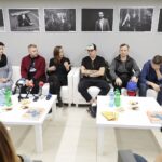 05.10.2021. Kielce. Teatr im. Stefana Żeromskiego. Konferencja prasowa przed spektaklem "Zaraza". Na zdjęciu (od lewej): Maja Moskwa – tłumacz, Gisli Galdur Thorgeirsson – kompozytor muzyki, Una Thorleifsdottir – reżyserka, Mirek Kaczmarek – scenograf, Wojciech Niemczyk i Dawid Żłobiński – aktorzy / Wiktor Taszłow / Radio Kielce