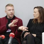 05.10.2021. Kielce. Konferencja prasowa przed spektaklem "Zaraza". Na zdjęciu (od lewej): Gisli Galdur Thorgeirsson – kompozytor muzyki, Una Thorleifsdottir – reżyserka / Wiktor Taszłow / Radio Kielce