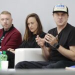 05.10.2021. Kielce. Konferencja prasowa przed spektaklem "Zaraza". Na zdjęciu (od lewej): Gisli Galdur Thorgeirsson – kompozytor muzyki, Una Thorleifsdottir – reżyserka, Mirek Kaczmarek – scenograf / Wiktor Taszłow / Radio Kielce