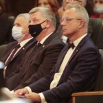 13.10.2021. Kielce. Wojewódzkie uroczystości Dnia Edukacji Narodowej. Na zdjęciu (od lewej): Kazimierz Mądzik - świętokrzyski kurator oświaty, Jarosław Rusiecki - senator, Sławomir Adamiec - dyrektor generalny MEN / Wiktor Taszłow / Radio Kielce