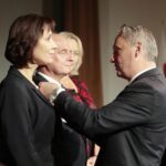 13.10.2021. Kielce. Wojewódzkie uroczystości Dnia Edukacji Narodowej. Odznaczenia wręcza Zbigniew Koniusz - wojewoda świętokrzyski / Wiktor Taszłow / Radio Kielce