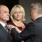 13.10.2021. Kielce. Wojewódzkie uroczystości Dnia Edukacji Narodowej. Odznaczenia wręcza Zbigniew Koniusz - wojewoda świętokrzyski / Wiktor Taszłow / Radio Kielce