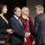 13.10.2021. Kielce. Wojewódzkie uroczystości Dnia Edukacji Narodowej. Na zdjęciu (od lewej): Iwona Dusza - nauczyciel Szkoły Podstawowej w ZPO w Krasocinie, Krzysztof Jasiowski - dyrektor ZPO w Krasocinie, Barbara Malinowska - nauczyciel w Publicznej Szkole nr 2 w Staszowie, Zbigniew Koniusz - wojewoda świętokrzyski, Kazimierz Mądzik - świętokrzyski kurator oświaty / Wiktor Taszłow / Radio Kielce